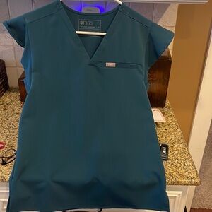 Fails flutter sleeve scrub top XS